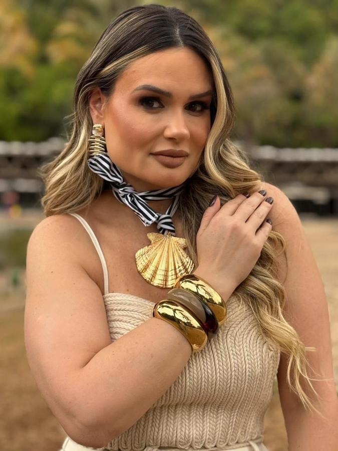 Colar lenço com pingente de concha