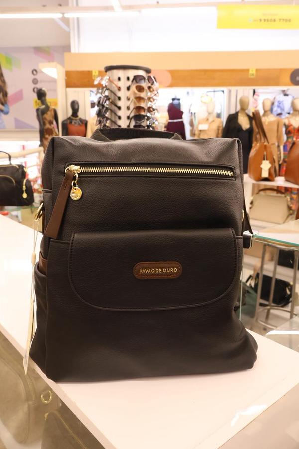 Mochila pavão de ouro preta com detalhe marrom