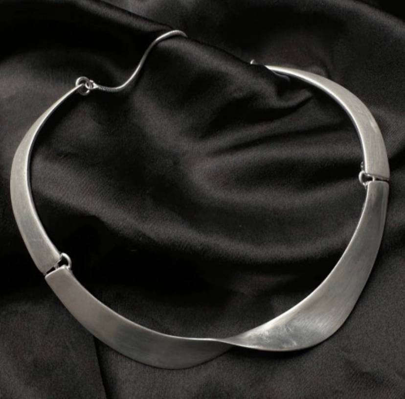 Colar Gargatilha Escovado com Design Assimétrico