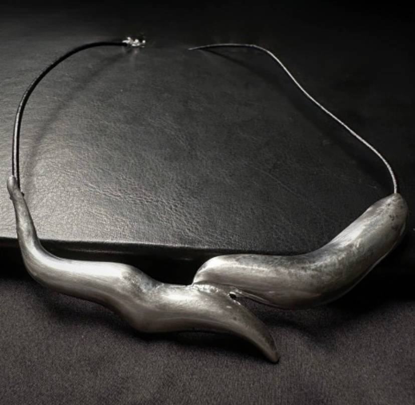 Colar com Pingente Orgânico em Metal Escovado