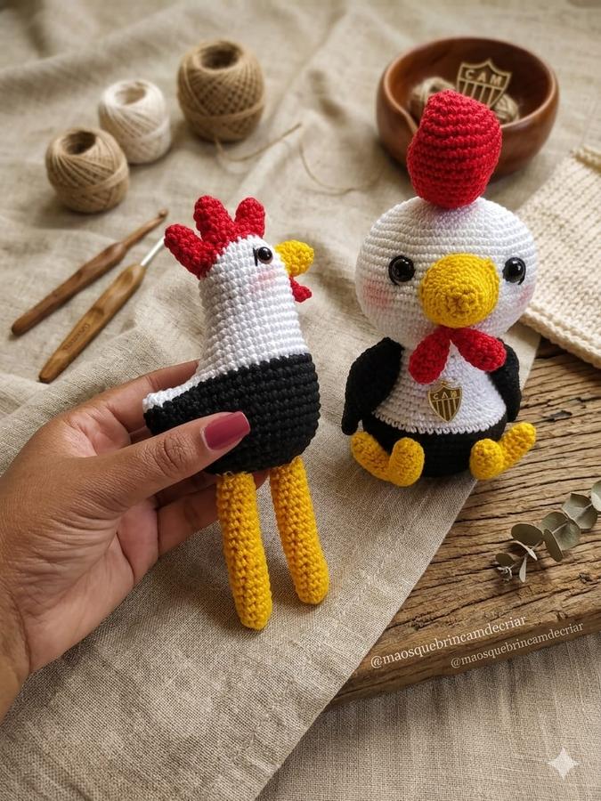 Mascote Galinho e Chocalho Bica Galo Amigurumi Crochê