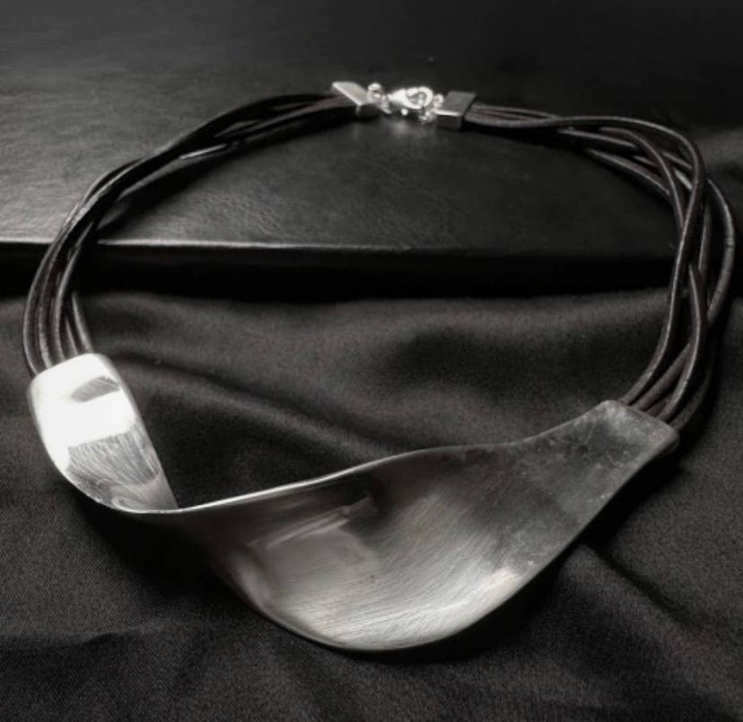 Colar Escultural Escovado com Cordão Multifiado