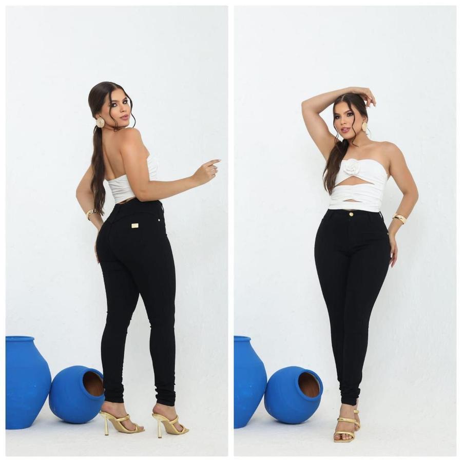 Calça preta com lycra .