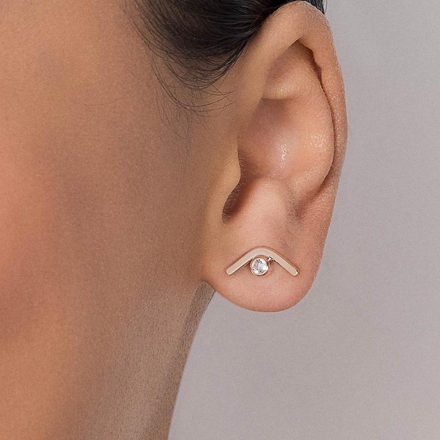 Brinco curvado banhado a ouro 18k com zircônias